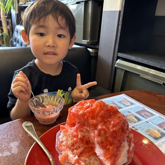 かき氷を楽しむ子ども