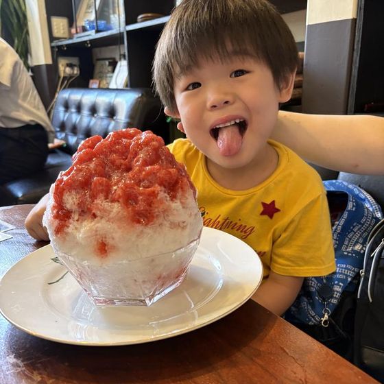 かき氷を楽しむ子ども