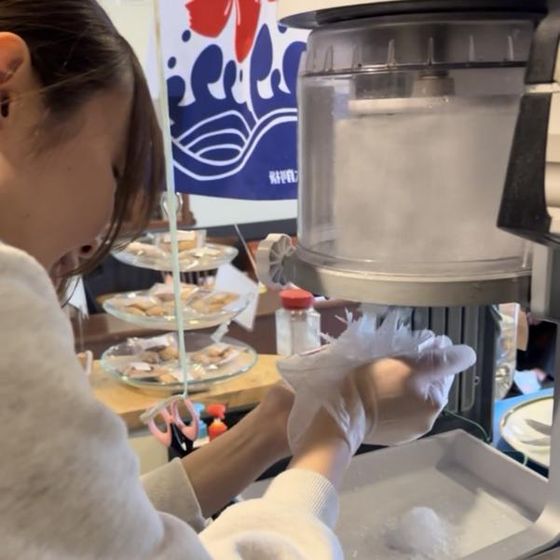 かき氷を作るスタッフ