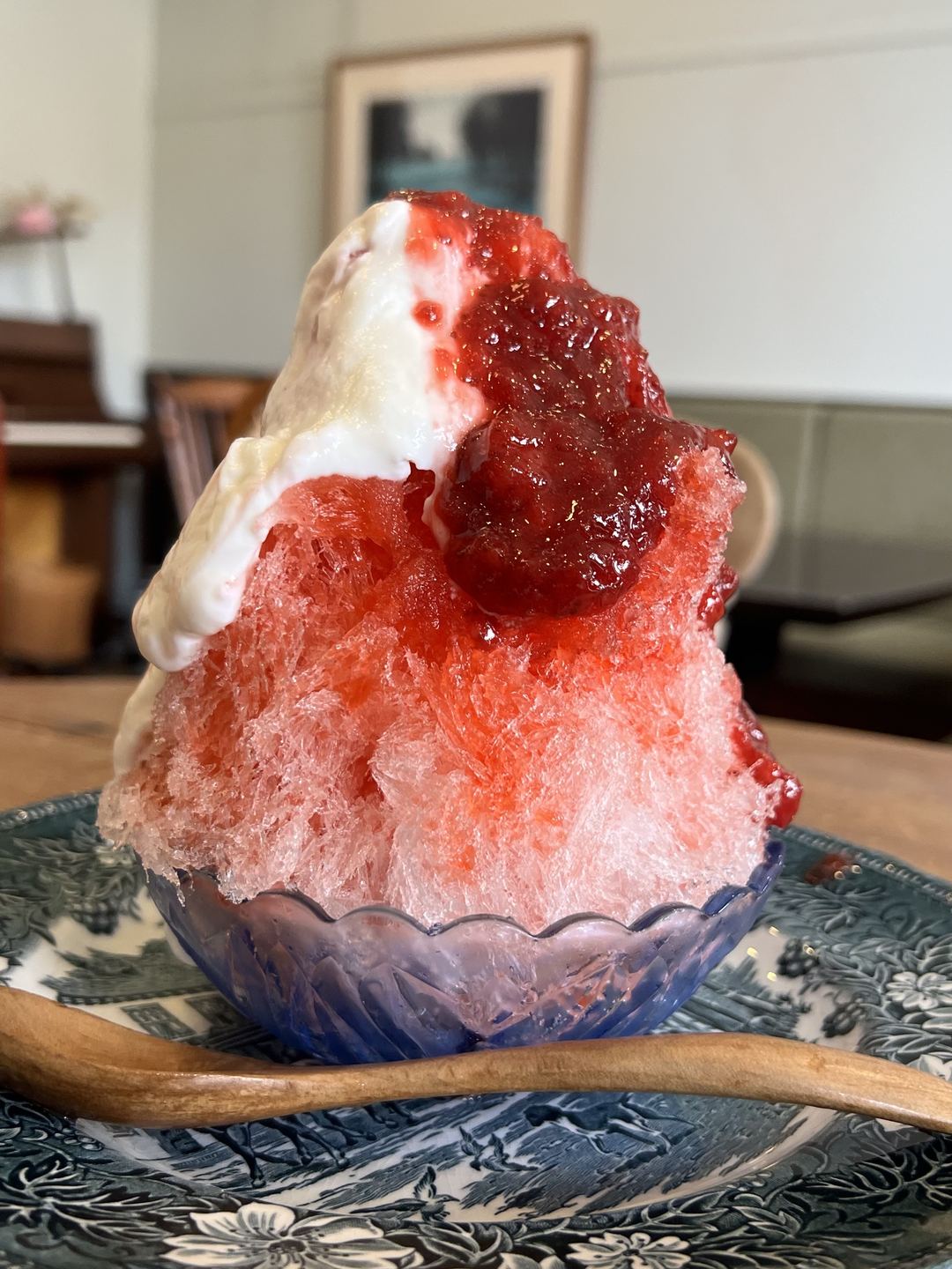 いちごソースと生クリームのかき氷|麗氷堂 うららや