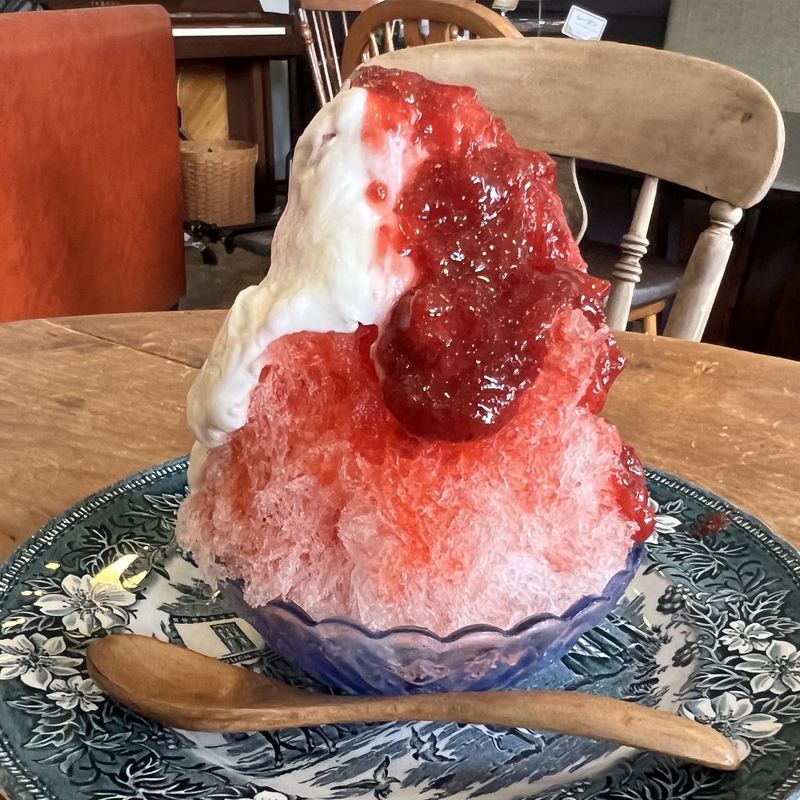 昭和レトロな店内といちごのかき氷|麗氷堂 うららや